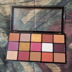 ❤️ Revolution Reloaded – Red Alert Eyeshadow Palette ❤️